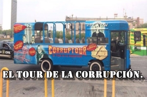 En Monterrey, crean un tour en un autobús viejo para señalar a los corruptos. 