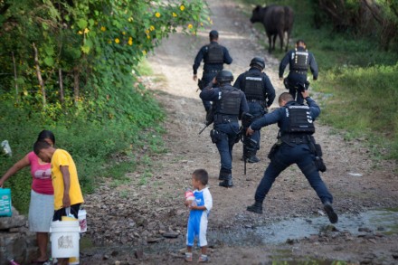 Policías federales bloquean acceso a fosas clandestinas de Iguala.  