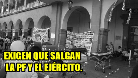 Marchan para exigir la salida de la PF y el Ejército de Apatzingán. Fue una masacre, afirman.