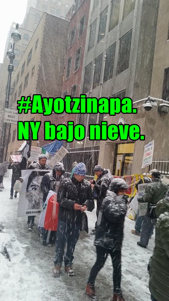 Bajo una impresionante nevada, también hubo #AcciónGlobalPorAyotzinapa en NY.