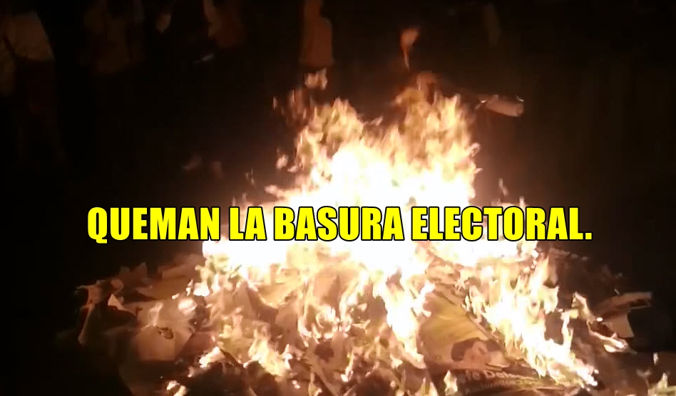 En Xochimilco NO quieren la farsa electoral. Queman propaganda de candidatos.