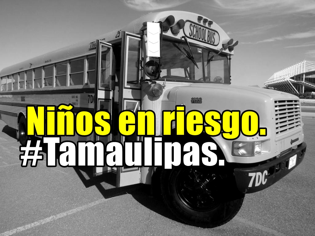 Pistoleros bajan a niños de un autobús y lo usan para bloquear calle en Matamoros.