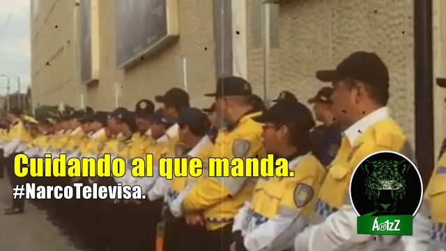 La policía que tú pagas, resguarda a #NarcoTelevisa por los 'violentos de Ayotzinapa'.
