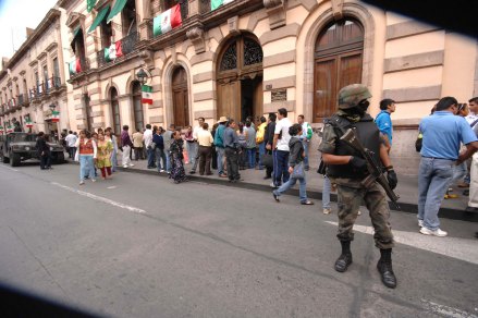 Dos asesinatos brutales en Michoacán y los sicarios de Sedena vigilan protesta pacífica.
